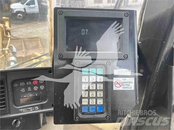 CAT 972G Pale gommate