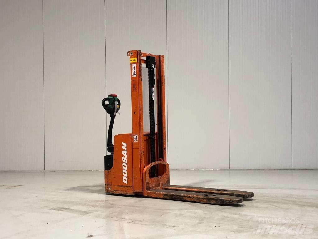 Doosan LEDS12.5C Transpallet uomo a terra