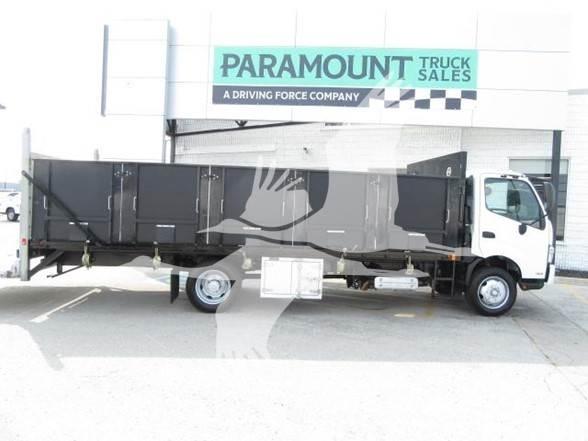 Hino 195 Camion con sponde ribaltabili