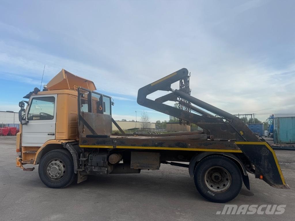 Scania P 82 H Camion con cassone scarrabile