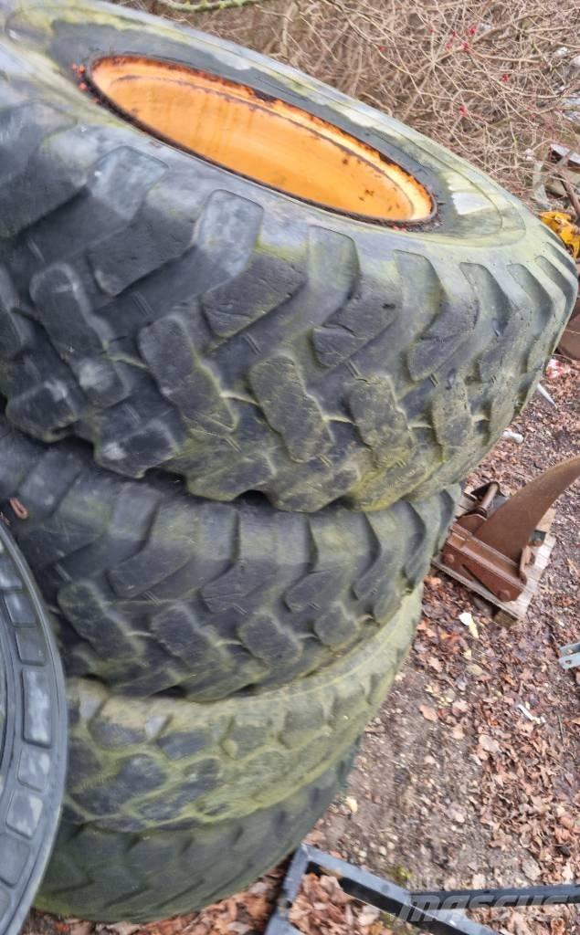  Dæk og fælg Case 721 Pale gommate