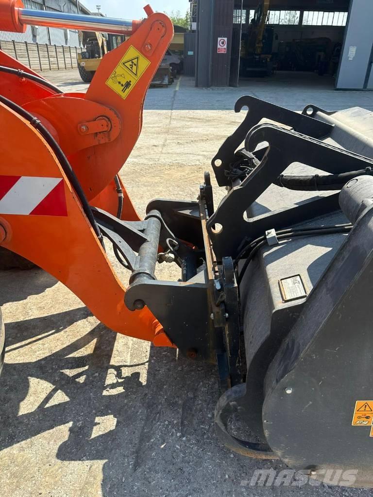 Komatsu WA 80 M-8 Pale gommate