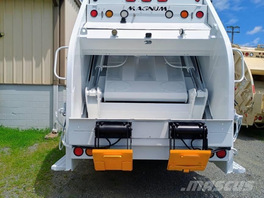 International 7400 Camion dei rifiuti