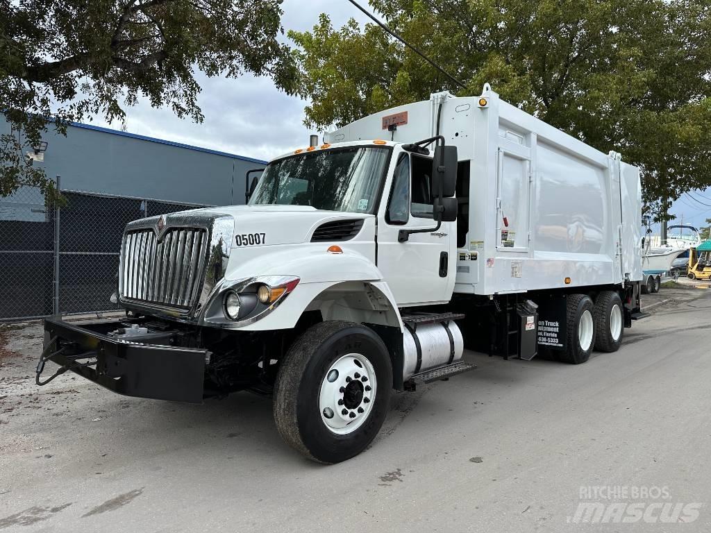 International 7400 Camion dei rifiuti