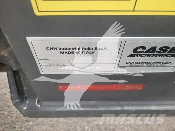 CASE 221F Pale gommate