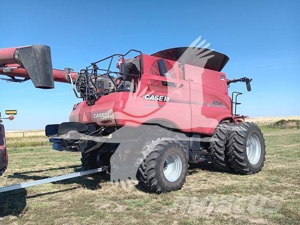 Case IH 8250 Mietitrebbiatrici