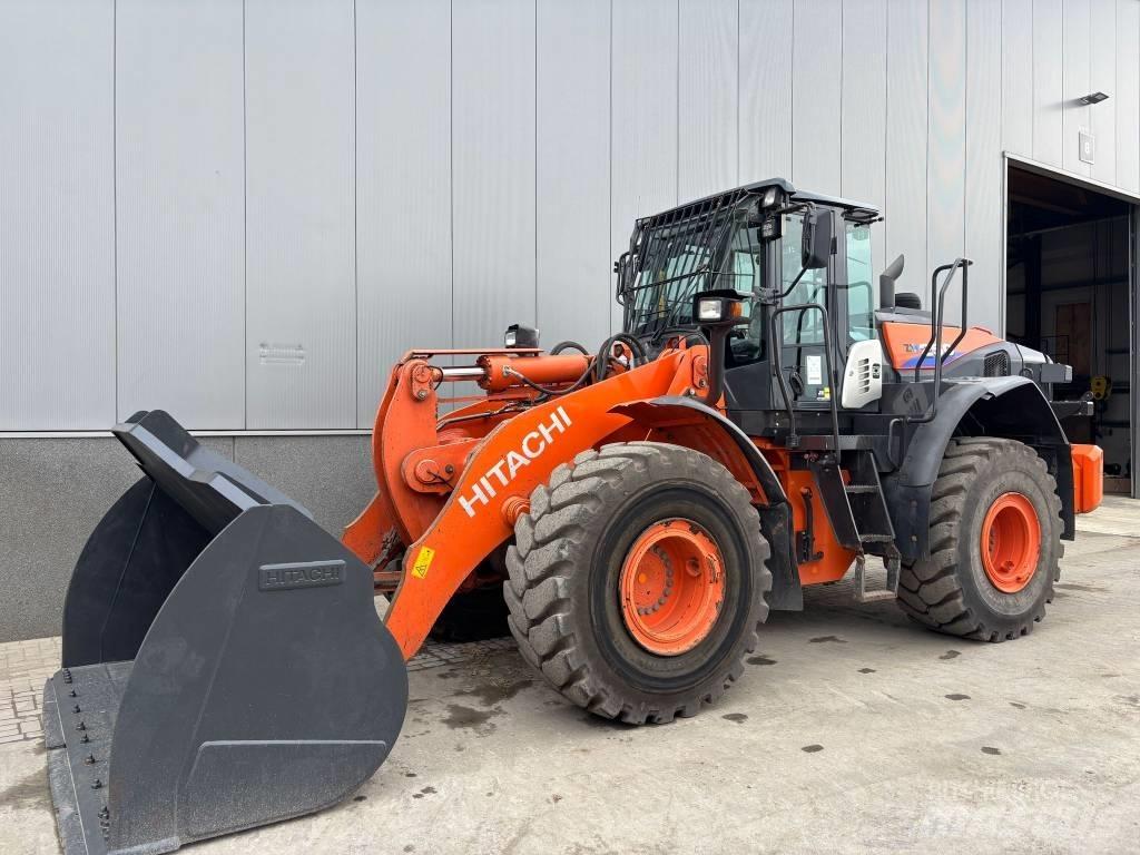 Hitachi ZW 250-6 Pale gommate