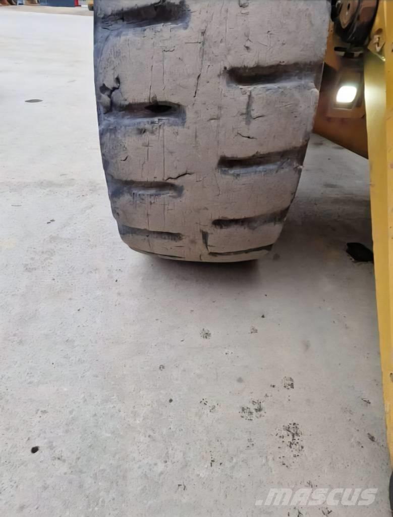 CAT 988K Pale gommate
