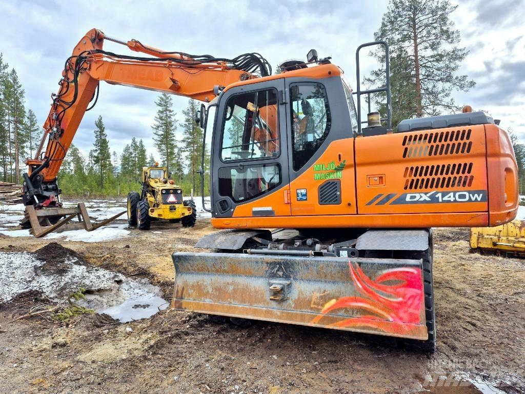 Doosan DX 140 W-3 Escavatori gommati