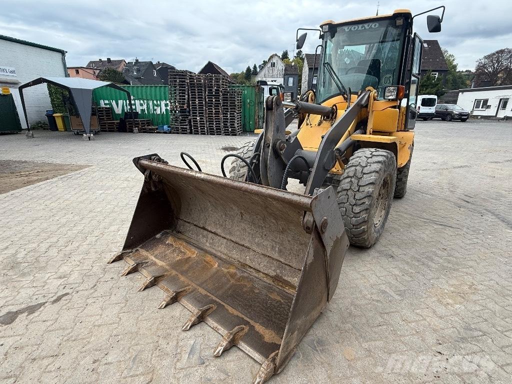 Volvo L 30 B Pro Pale gommate