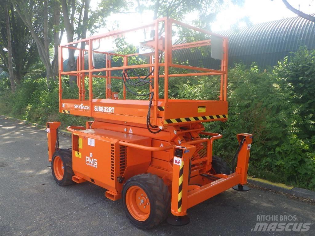 SkyJack SJ6832RT Piattaforme a pantografo
