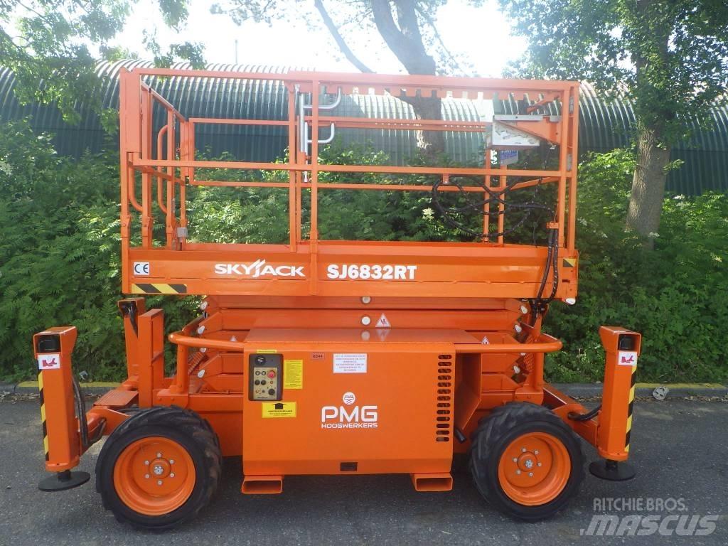 SkyJack SJ6832RT Piattaforme a pantografo