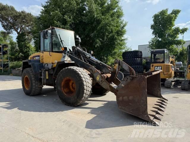 Komatsu WA 200 Pale gommate