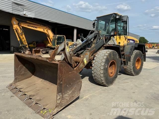 Komatsu WA 200 Pale gommate