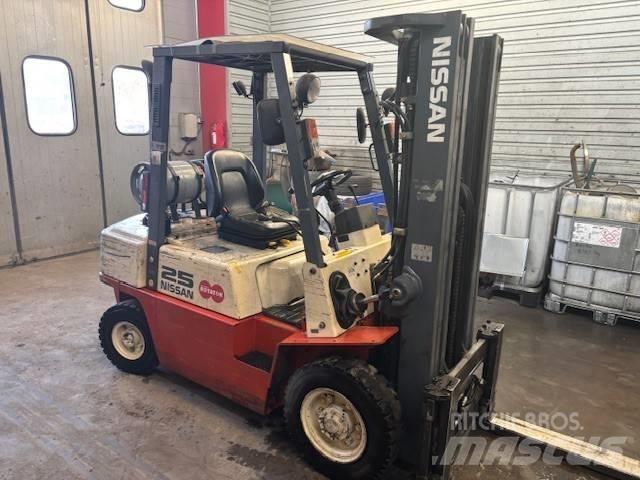 Nissan UJ02 A 25 U Carrelli elevatori GPL