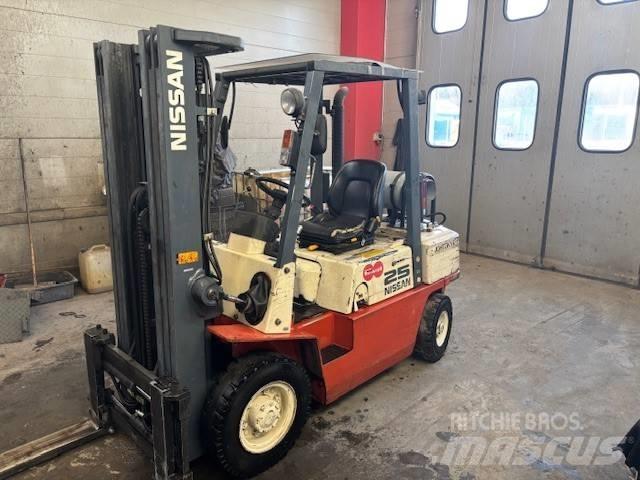 Nissan UJ02 A 25 U Carrelli elevatori GPL