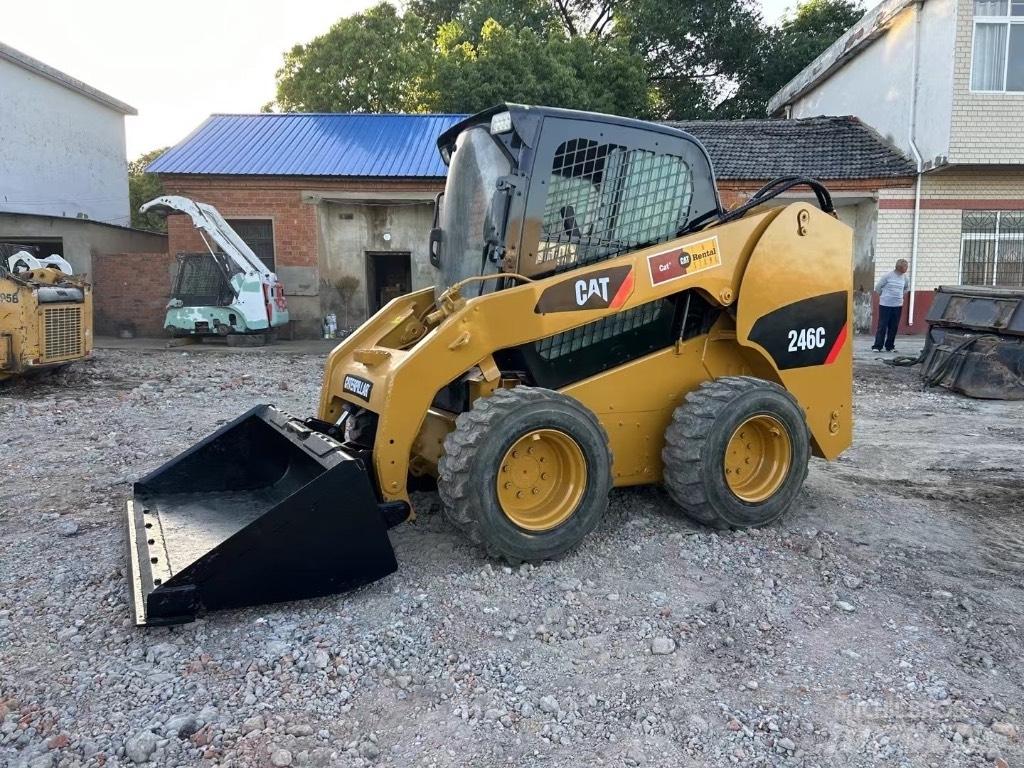 CAT 246 C Mini Pale Gommate