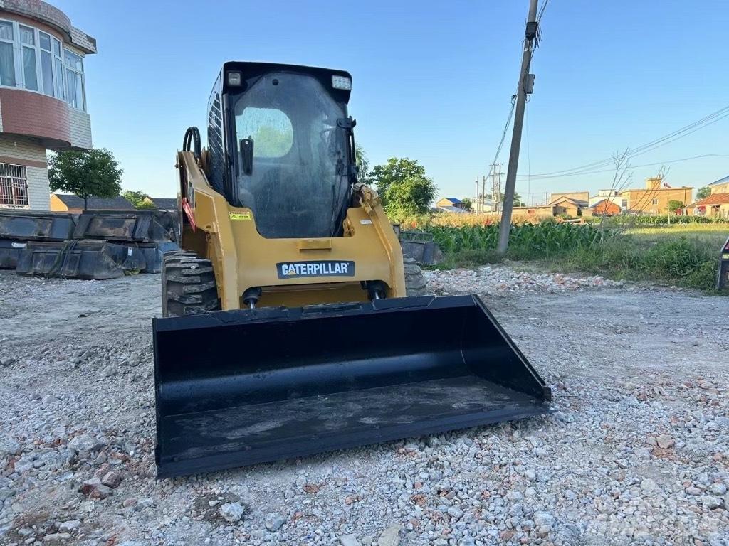 CAT 246 C Mini Pale Gommate
