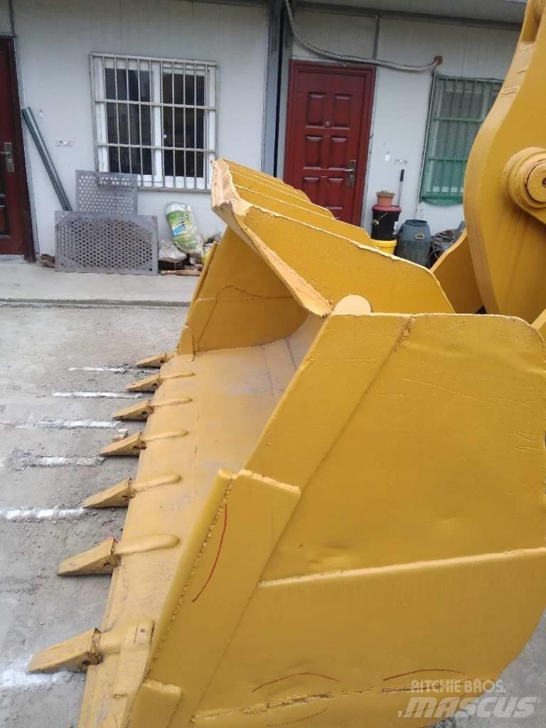 CAT 966F Pale gommate