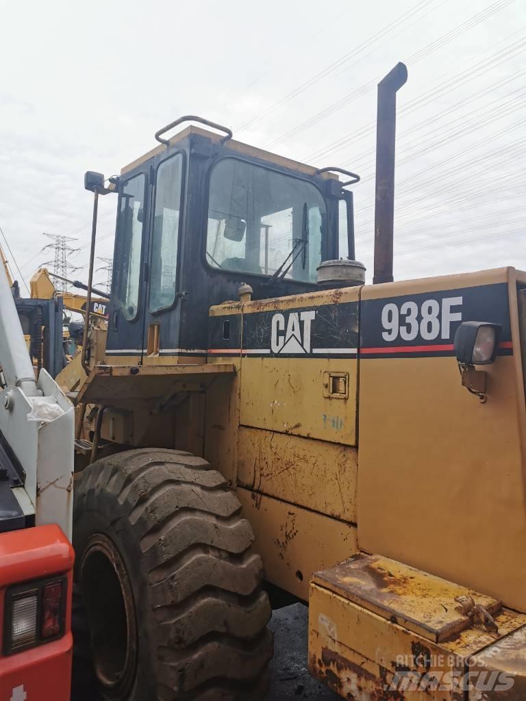 CAT 938F Pale gommate