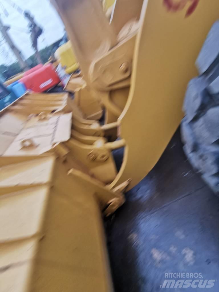 CAT 938F Pale gommate