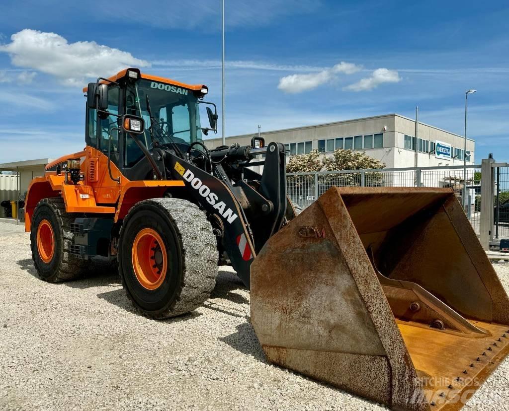 Doosan DL 250-5 Pale gommate