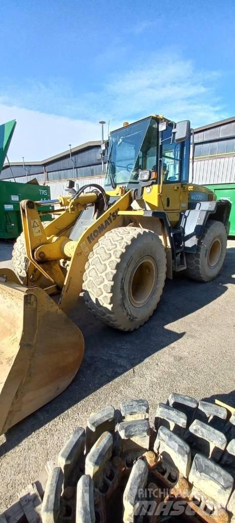 Komatsu WA 200 PT-5 Pale gommate