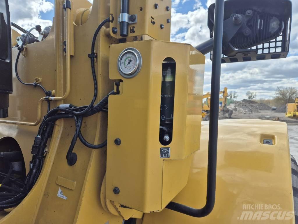 CAT 926M Pale gommate