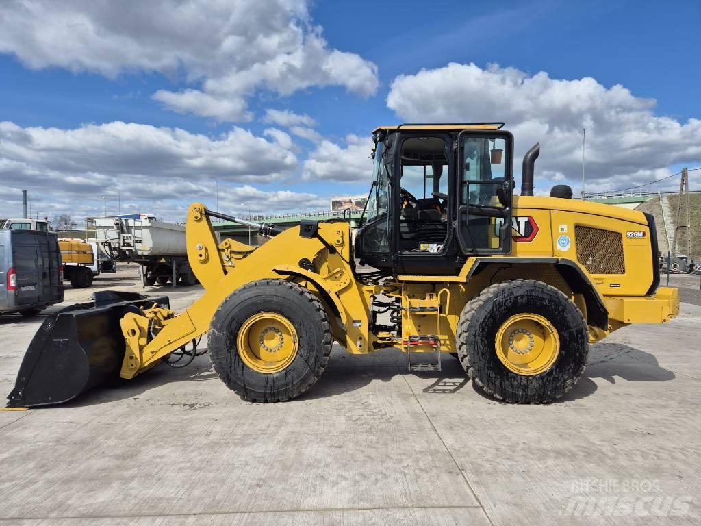 CAT 926M Pale gommate