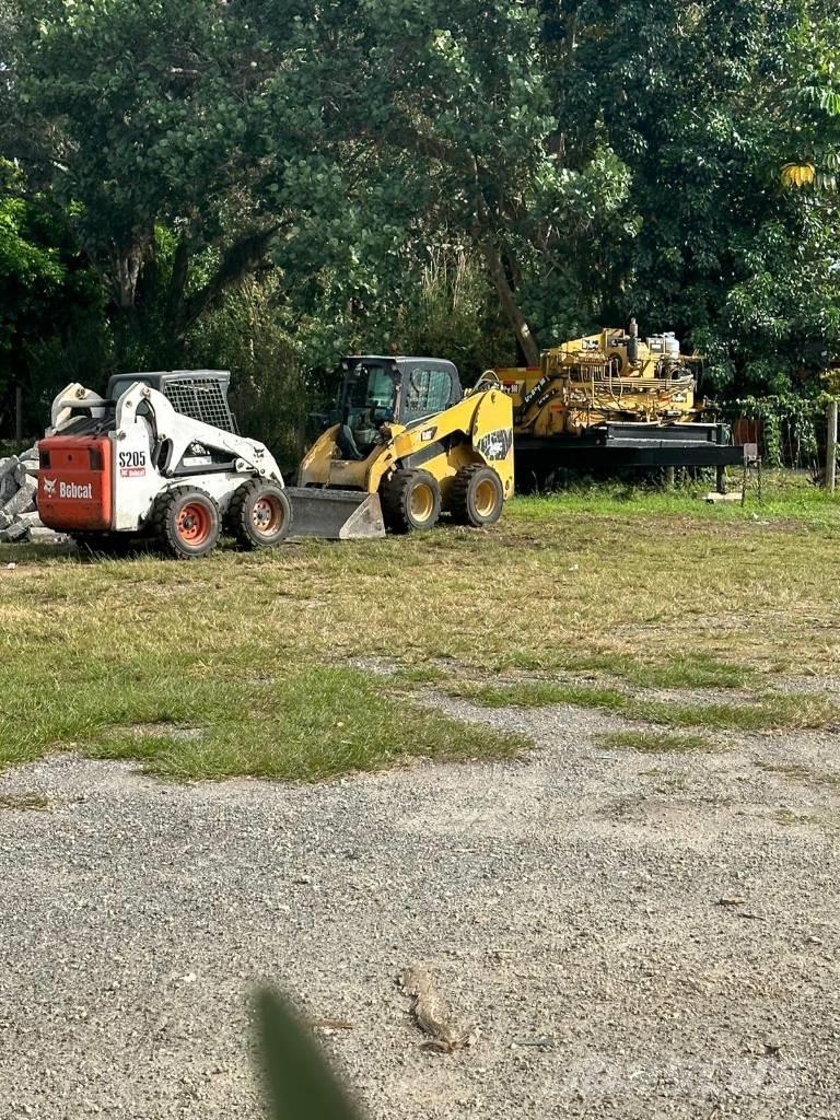 CAT 246 C Mini Pale Gommate