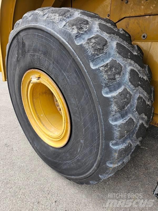 CAT 966K Pale gommate