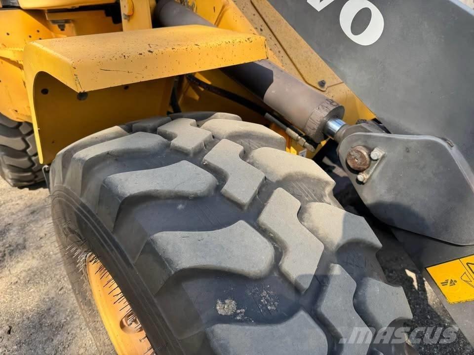 Volvo L 30 G Pale gommate