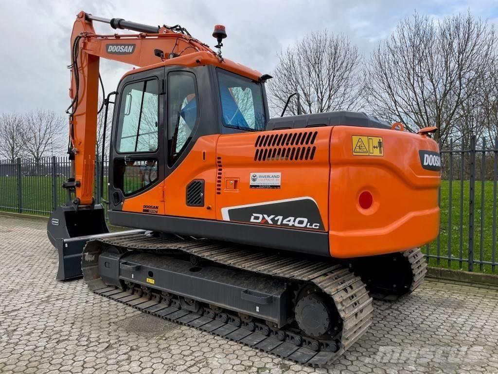 Doosan dx140w Escavatori gommati
