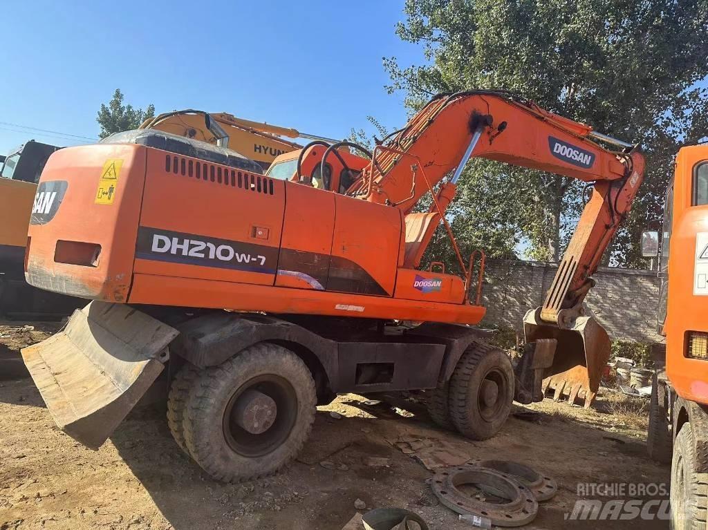 Doosan DH210W Escavatori gommati