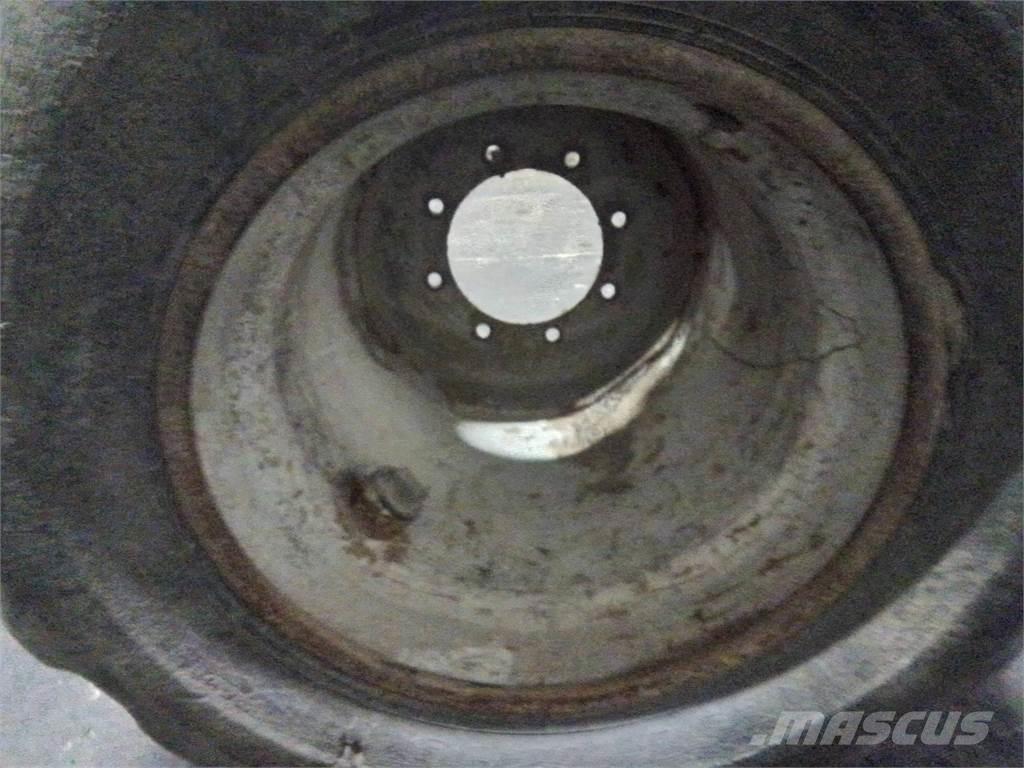 Valmet 820 24x22,5 Pneumatici, ruote e cerchioni