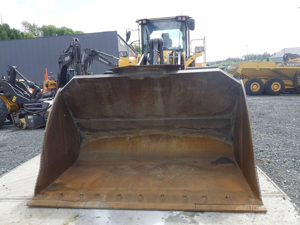 Volvo L 220 H Pale gommate