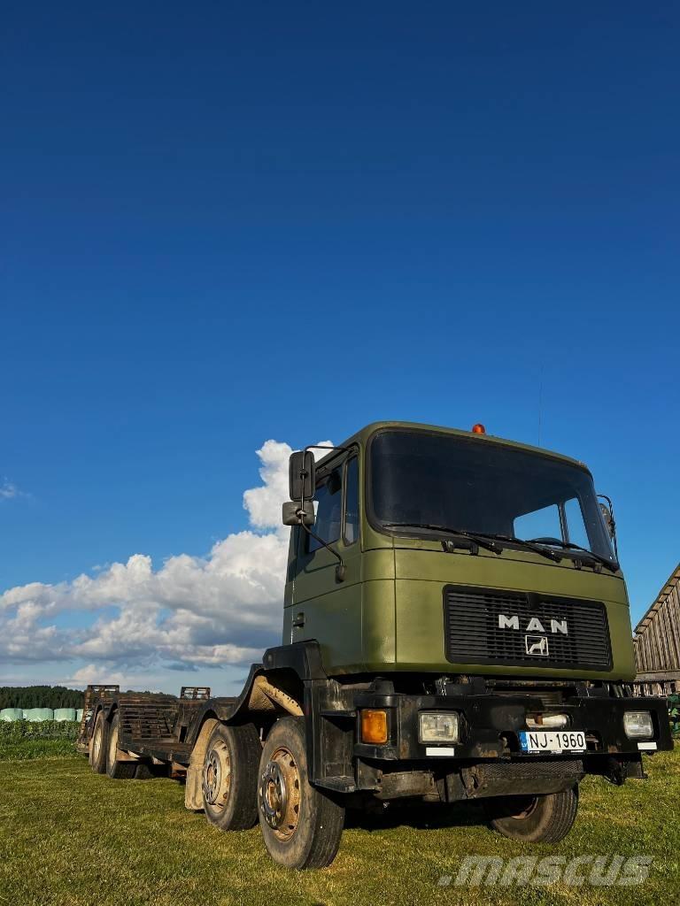 MAN 32.322 Camion trasporto legname