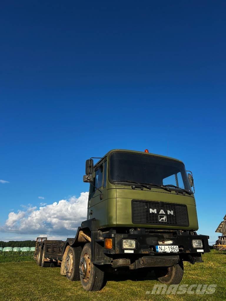 MAN 32.322 Camion trasporto legname
