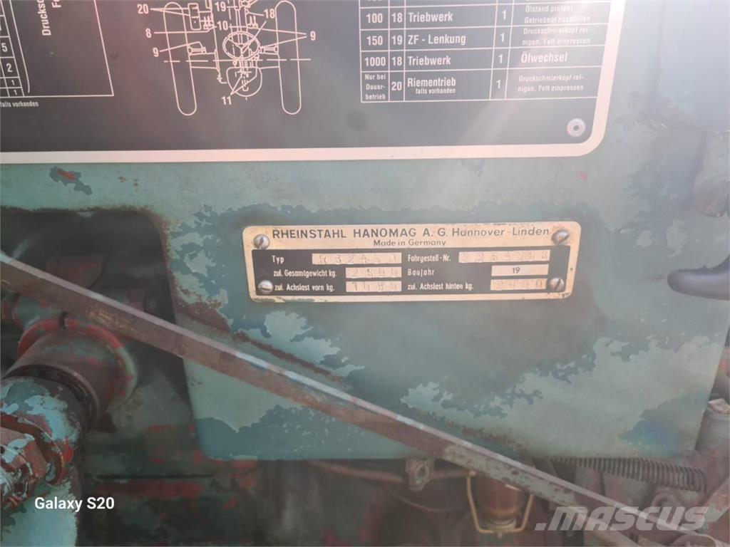 Hanomag R 324 SA Trattori