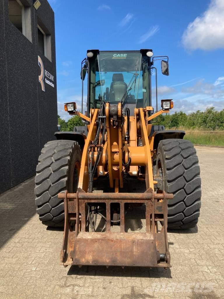 CASE 621 F XR Pale gommate