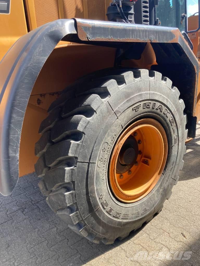 CASE 621 F XR Pale gommate