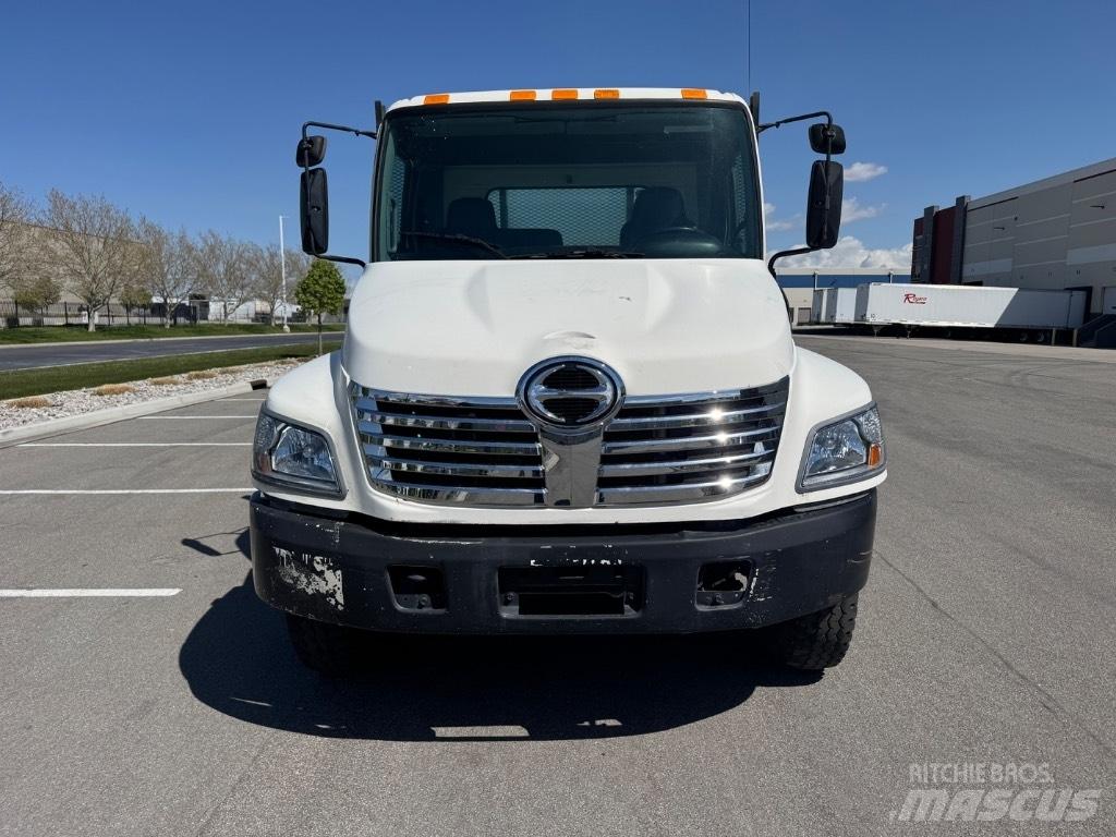 Hino 268 Camion con sponde ribaltabili