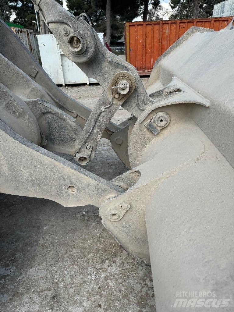 Volvo L 120 F Pale gommate