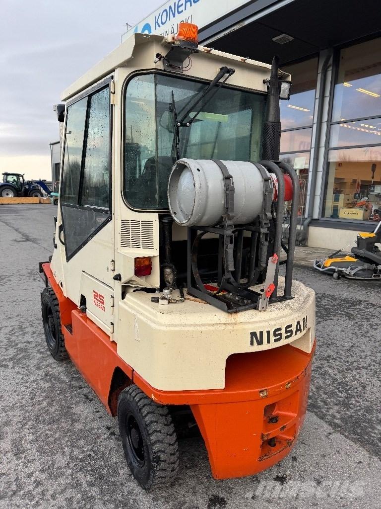 Nissan 25 Carrelli elevatori GPL