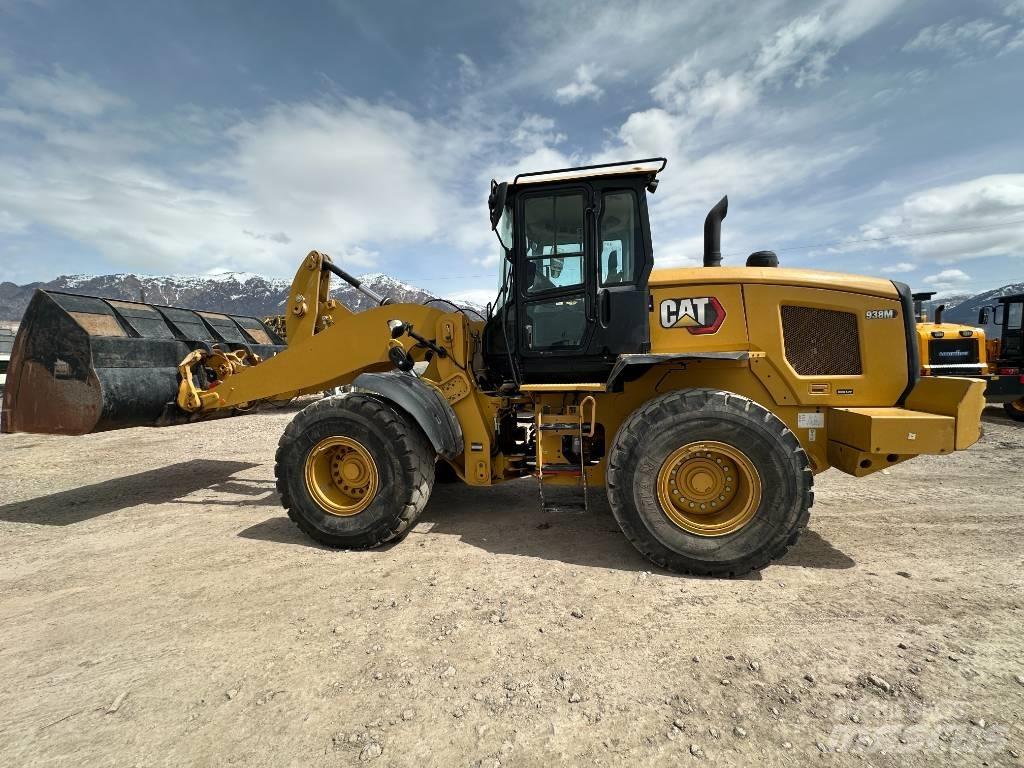 CAT 938M Pale gommate