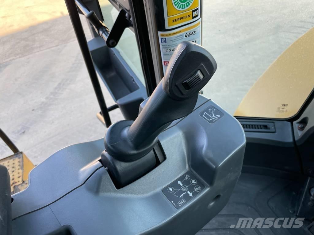 CAT 950M Pale gommate