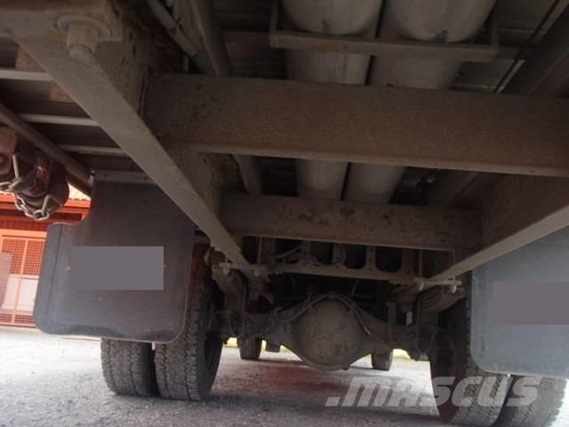 Hino 195 Camion con sponde ribaltabili