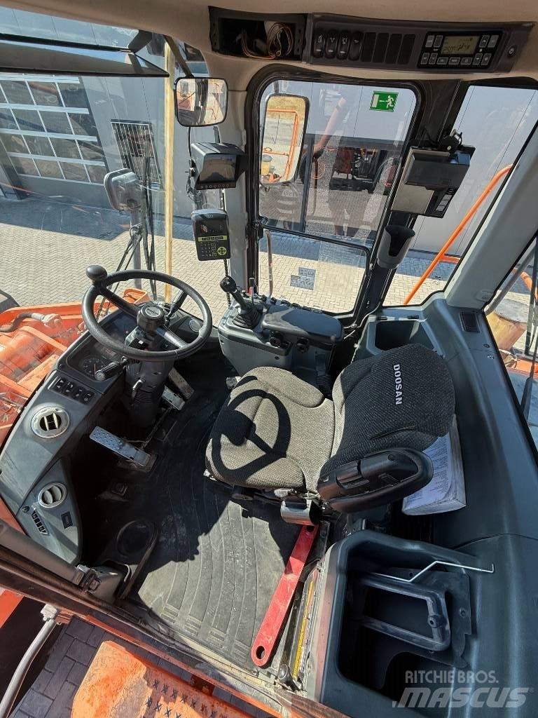 Doosan DL 300-3 Pale gommate