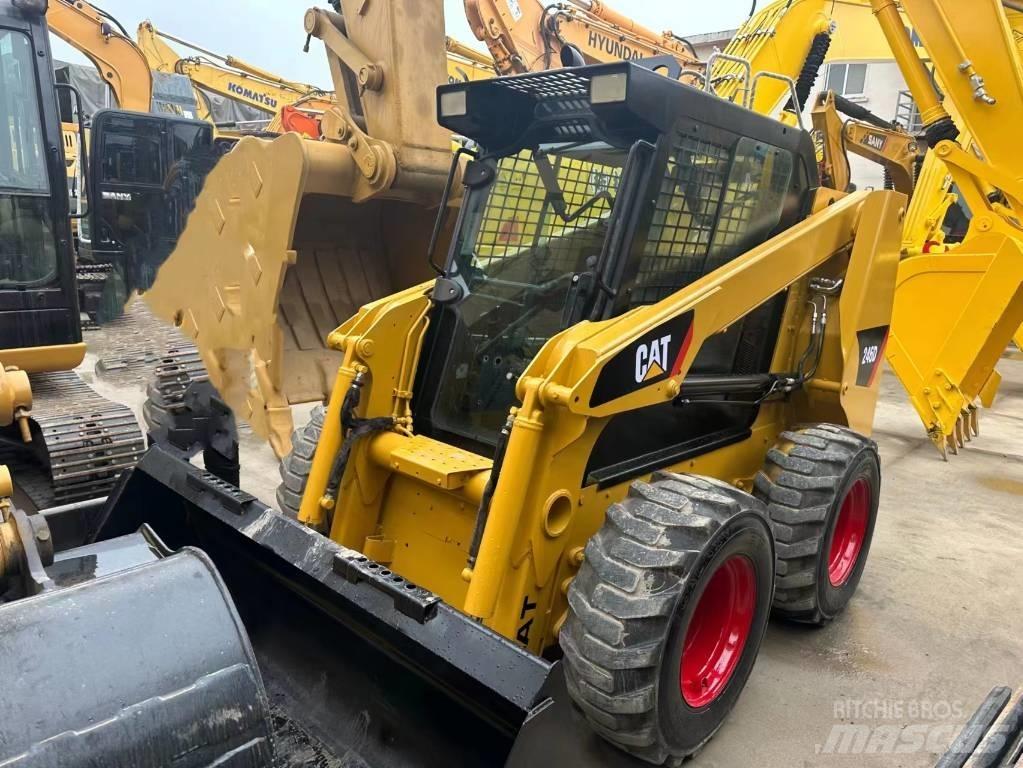 CAT 246 D Mini Pale Gommate