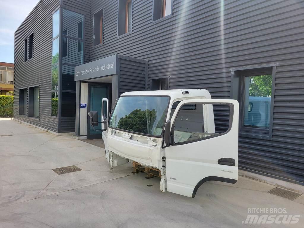 Mitsubishi Fuso "C" Cabine e interni